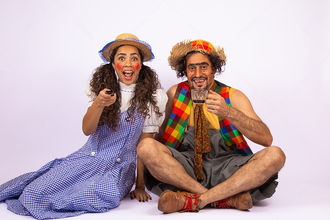 Pessoas jovens fantasiadas celebrando festas juninas