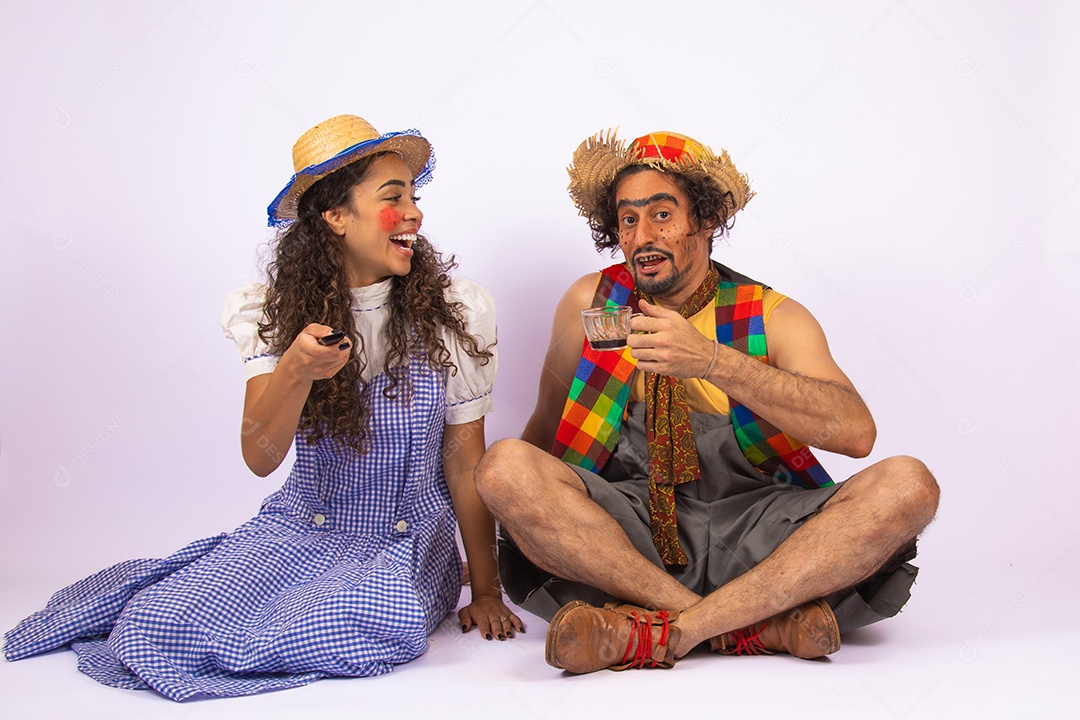 Pessoas jovens fantasiadas celebrando festas juninas