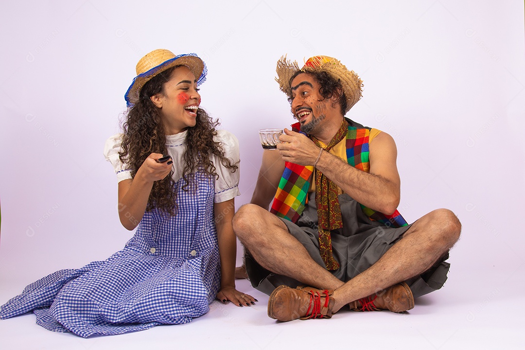 Pessoas jovens fantasiadas celebrando festas juninas