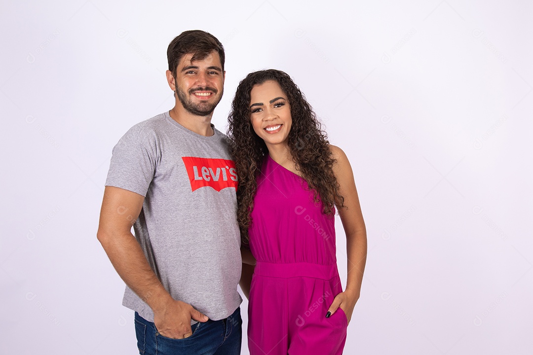 Lindo casal de jovens apaixonado sobre fundo isolado