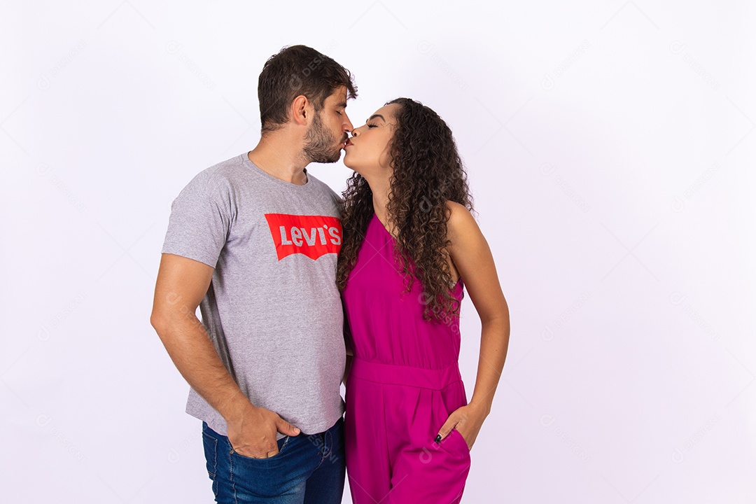 Lindo casal de jovens apaixonado sobre fundo isolado