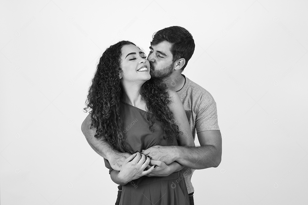 Lindo casal de jovens apaixonado sobre fundo isolado