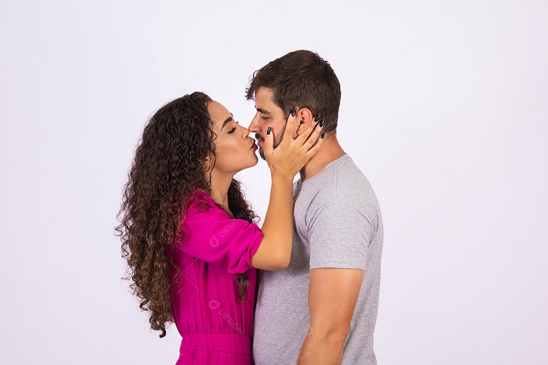 Lindo casal de jovens apaixonado sobre fundo isolado