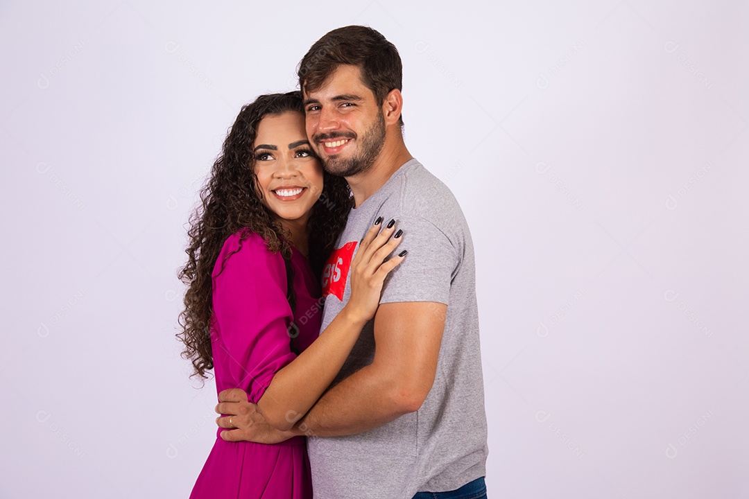 Lindo casal de jovens apaixonado sobre fundo isolado