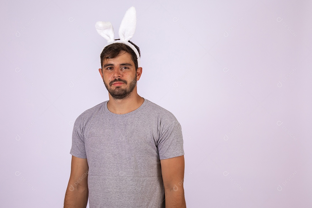 Homem jovem garoto usando fantasia de páscoa