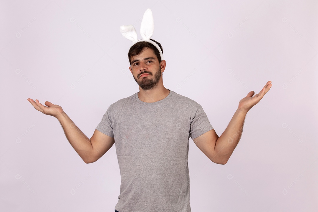 Homem jovem garoto usando fantasia de páscoa