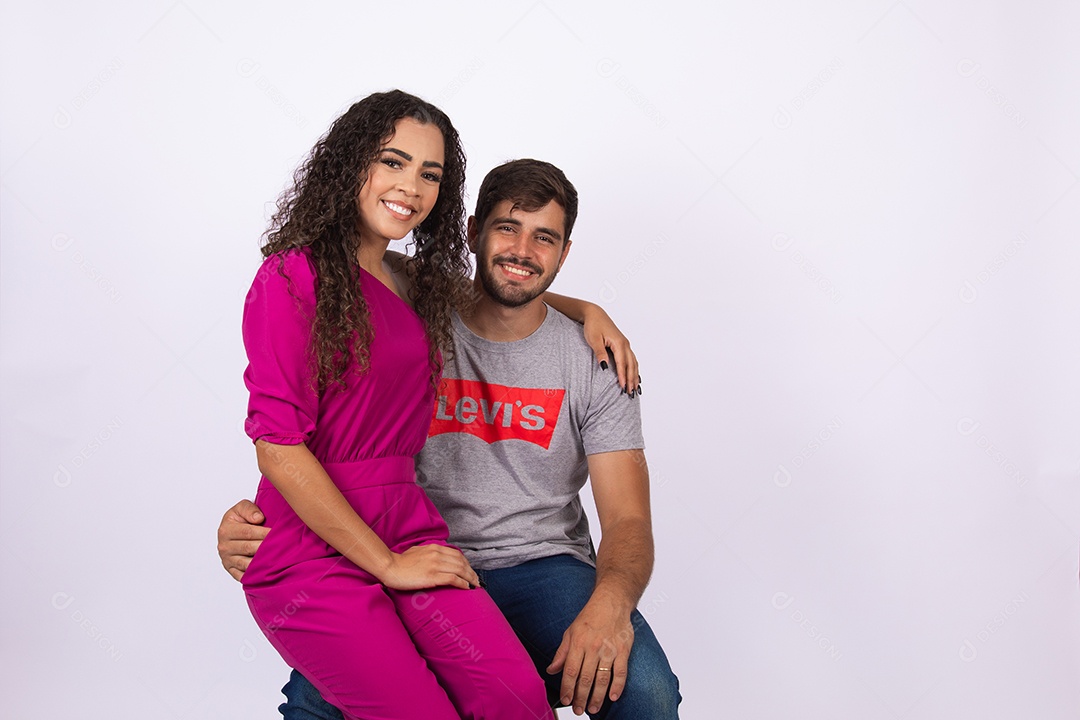 Lindo casal de jovens apaixonado sobre fundo isolado