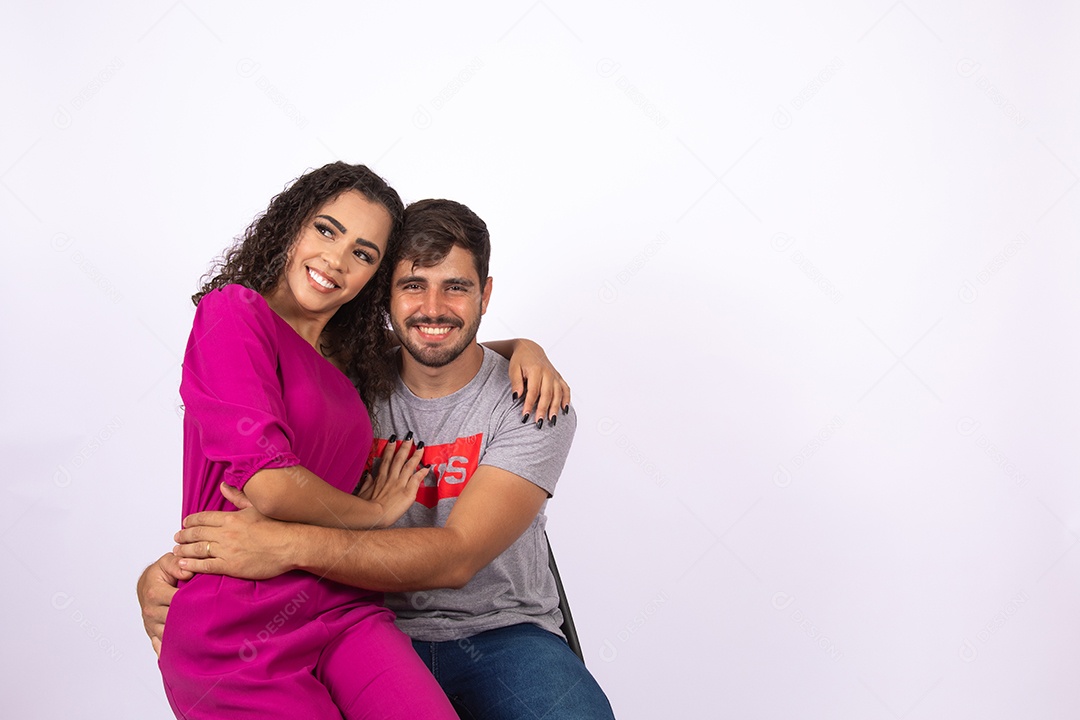 Pai e Mãe sorridentes e felizes com sua filha sobre fundo isolado