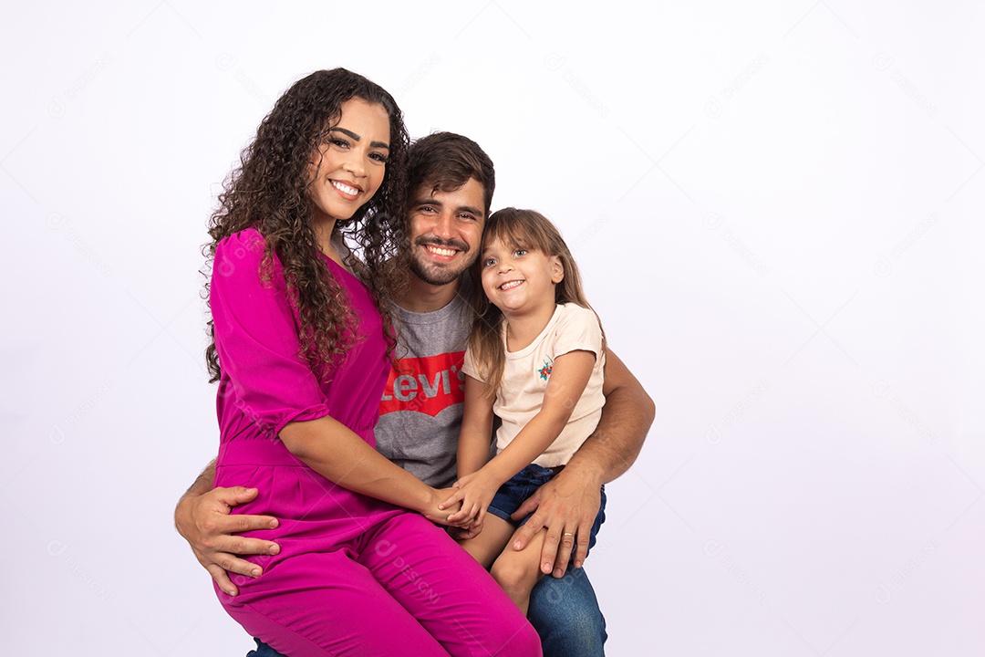 Pai e Mãe sorridentes e felizes com sua filha sobre fundo isolado