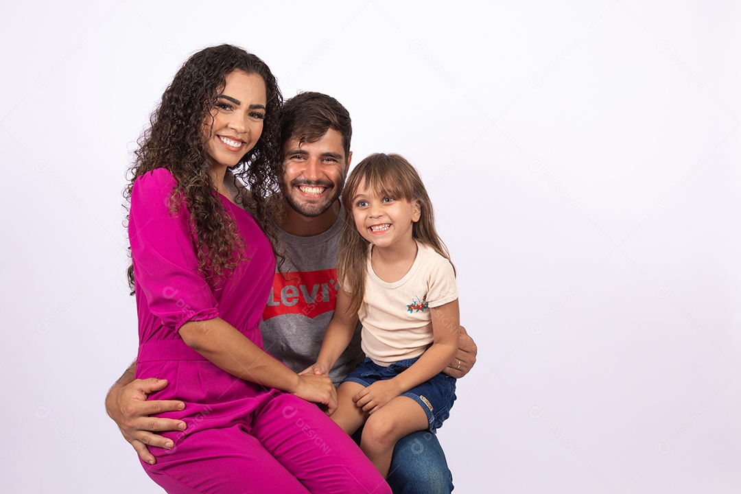 Pai e Mãe sorridentes e felizes com sua filha sobre fundo isolado