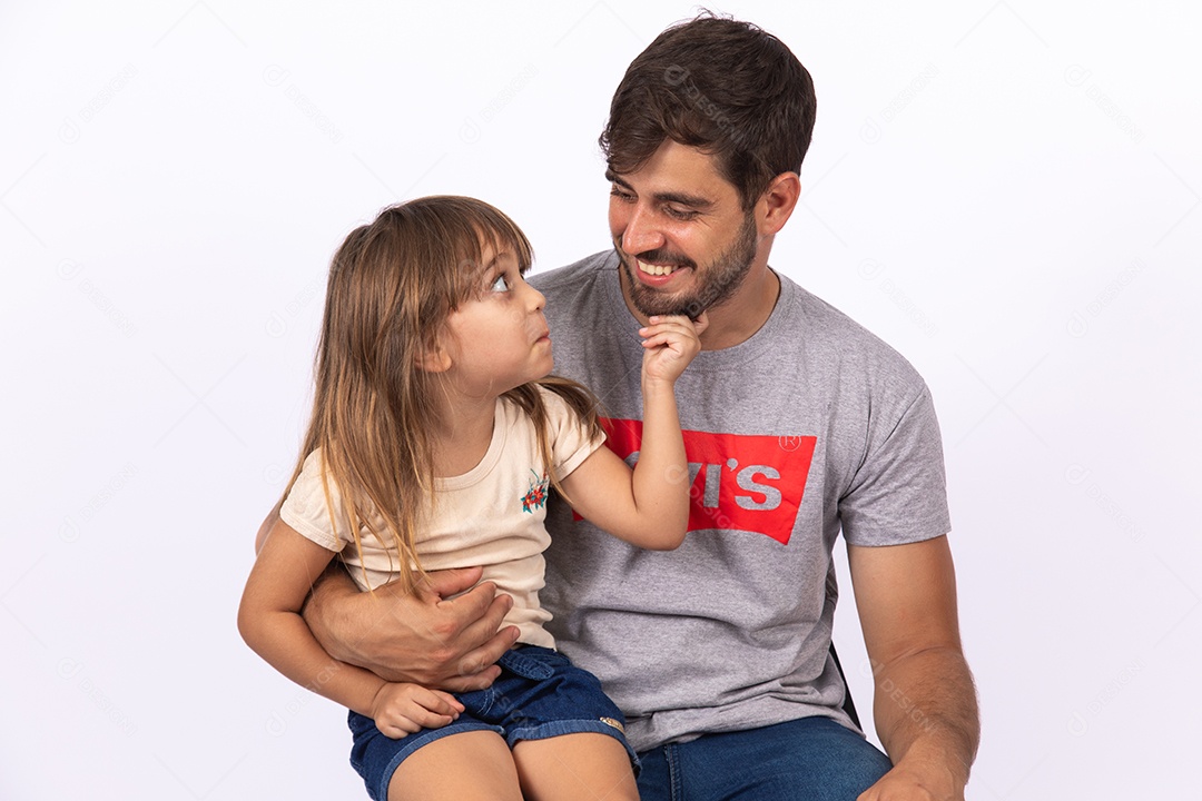Pai brincando com sua filha sobre fundo isolado