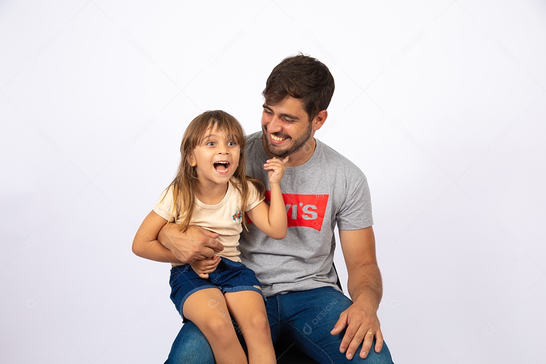Pai brincando com sua filha sobre fundo isolado