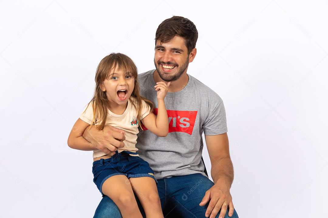 Pai brincando com sua filha sobre fundo isolado