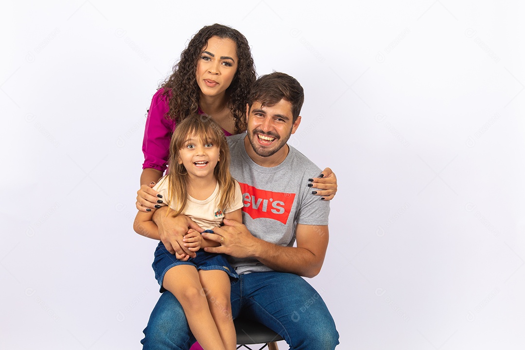 Pai e Mãe brincando com sua filha sobre fundo isolado