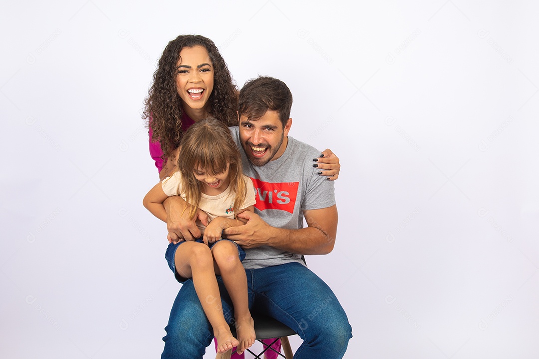 Pai e Mãe brincando com sua filha sobre fundo isolado