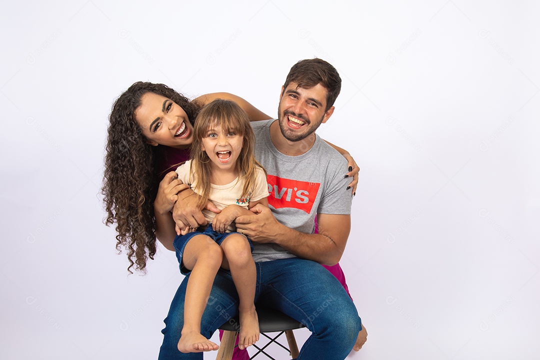 Pai e Mãe brincando com sua filha sobre fundo isolado