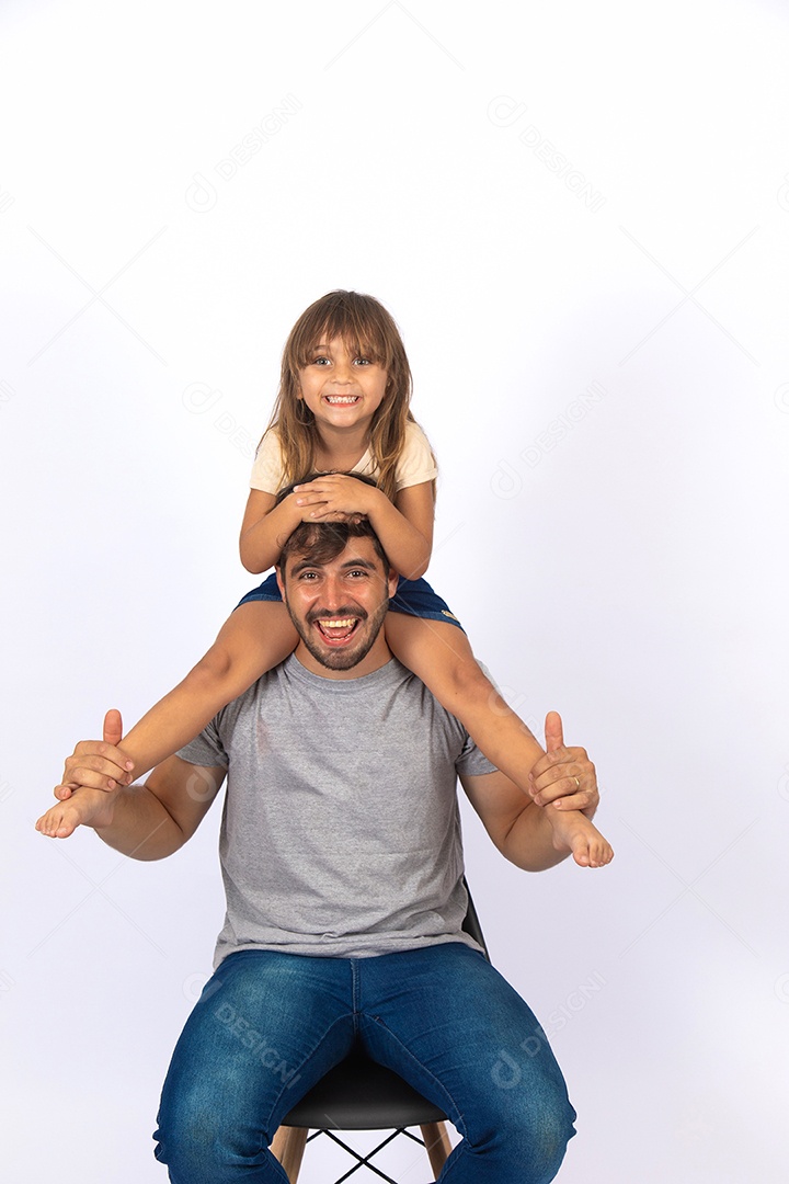 Pai brincando com sua filha sobre fundo isolado
