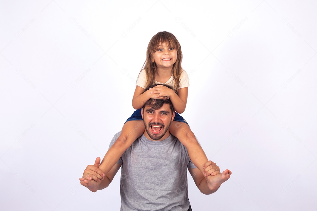 Pai brincando com sua filha sobre fundo isolado