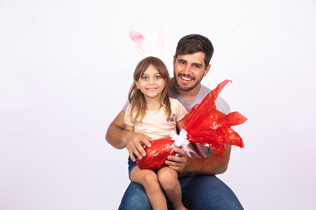 Pai dando ovo da Páscoa para sua filha sobre fundo isolado