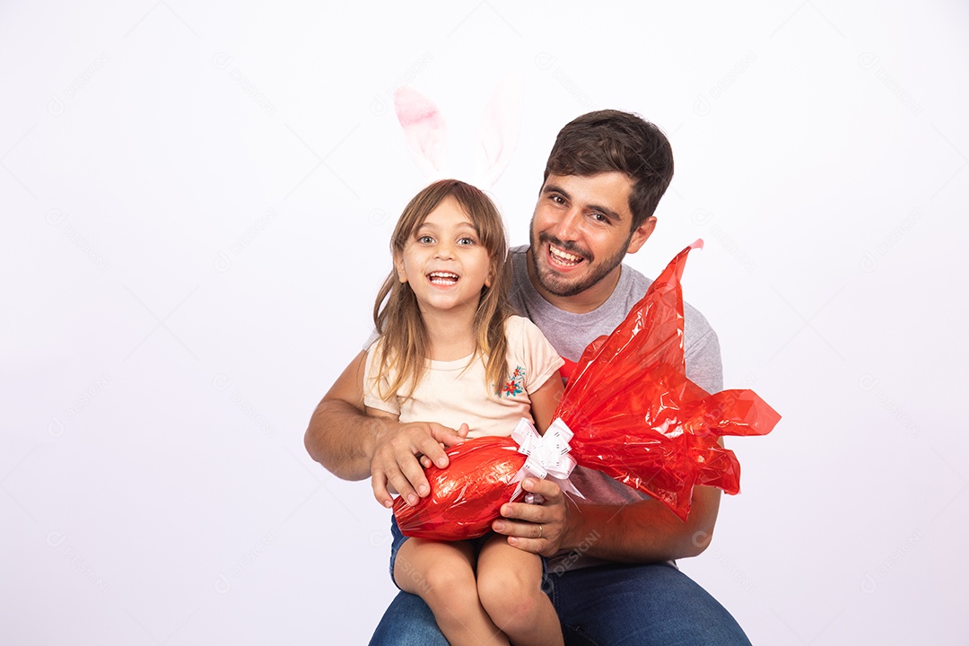 Pai dando ovo da Páscoa para sua filha sobre fundo isolado