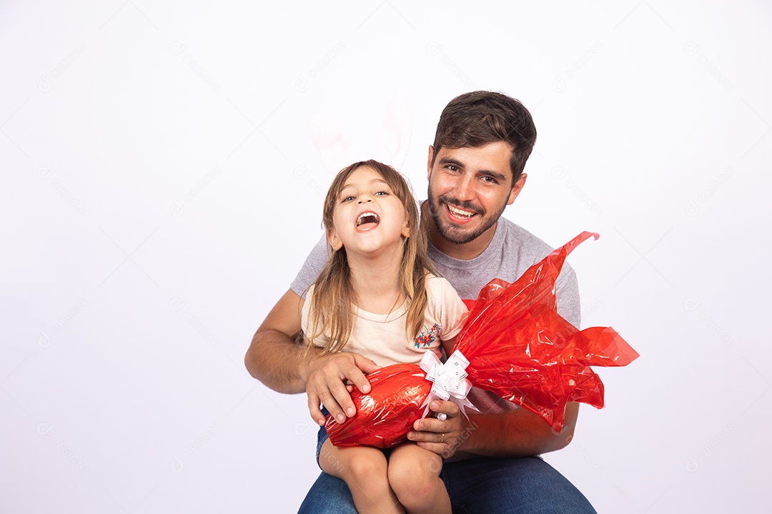 Pai dando ovo da Páscoa para sua filha sobre fundo isolado