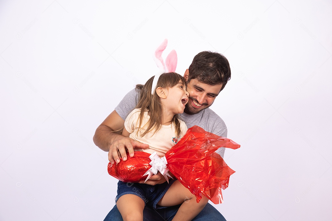 Pai dando ovo da Páscoa para sua filha sobre fundo isolado