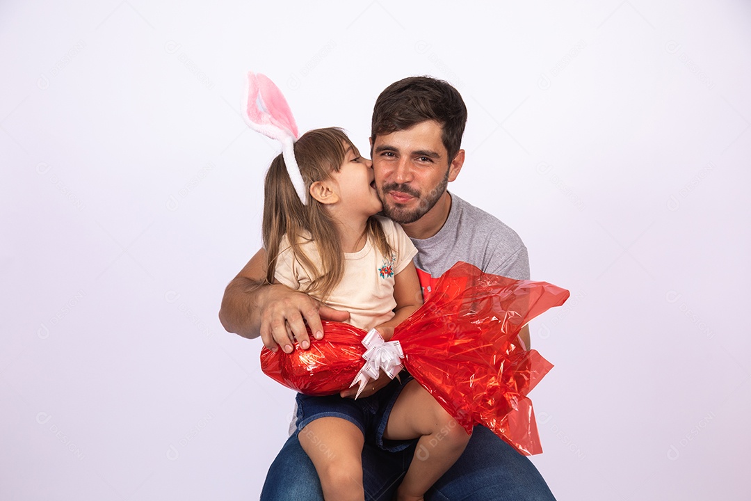 Pai dando ovo da Páscoa para sua filha sobre fundo isolado