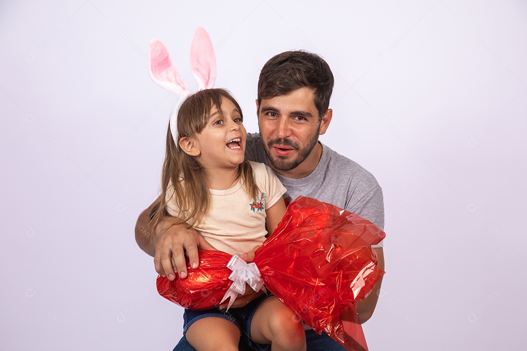 Pai dando ovo da Páscoa para sua filha sobre fundo isolado