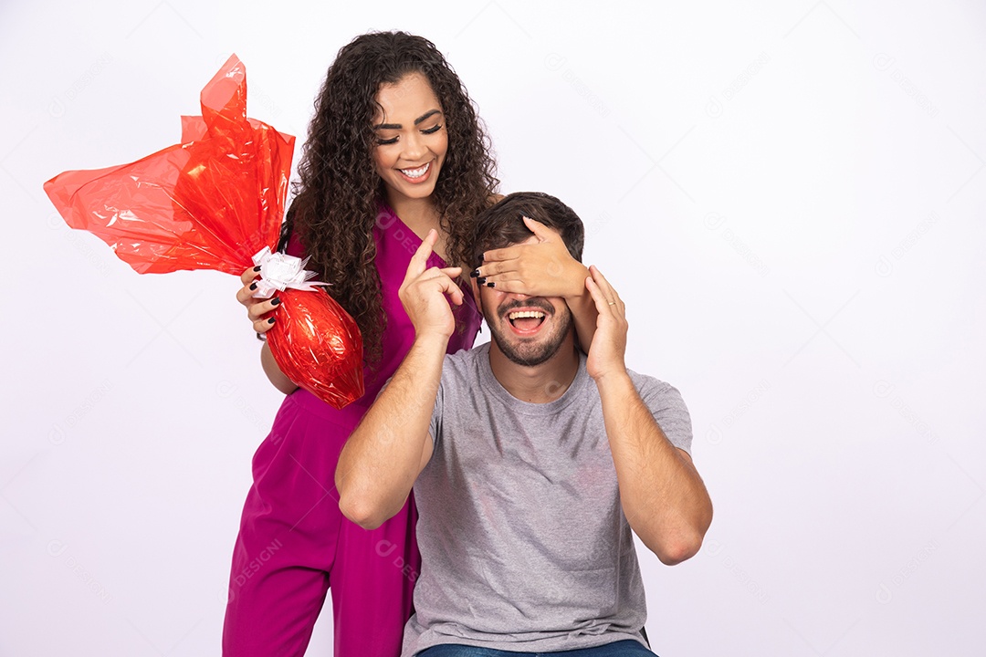 Mulher dando ovo da Páscoa para seu marido sobre fundo isolado