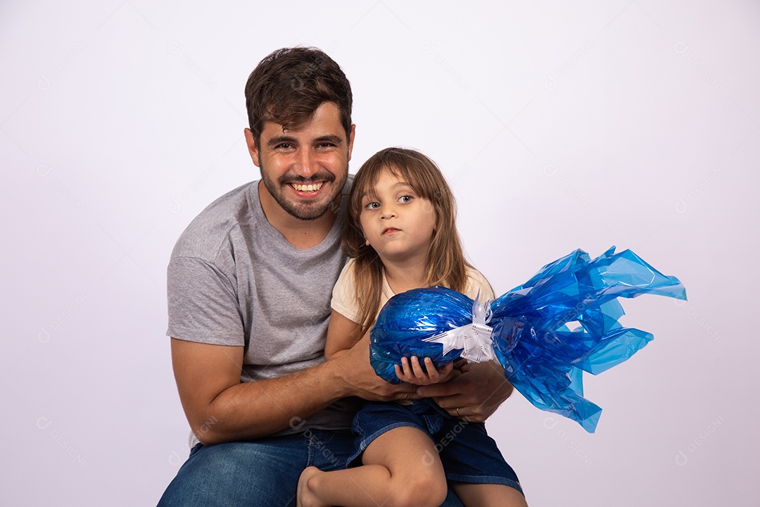 Pai dando ovo da Páscoa para sua filha sobre fundo isolado
