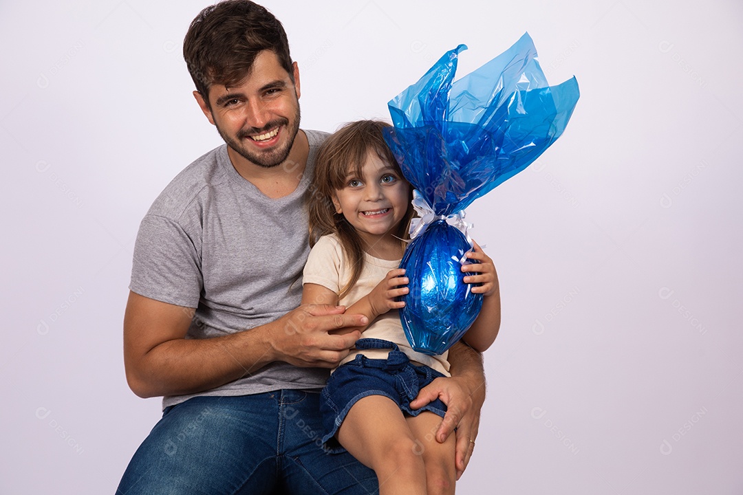 Pai dando ovo da Páscoa para sua filha sobre fundo isolado