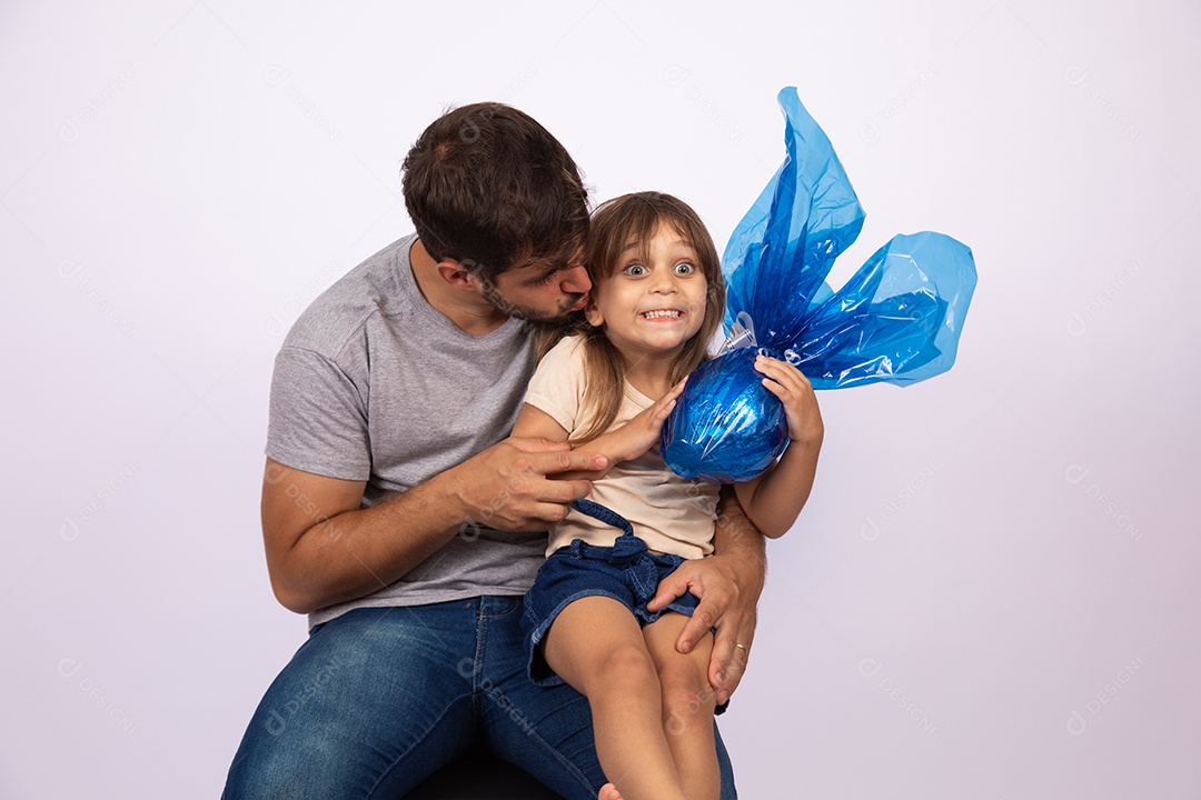 Pai dando ovo da Páscoa para sua filha sobre fundo isolado