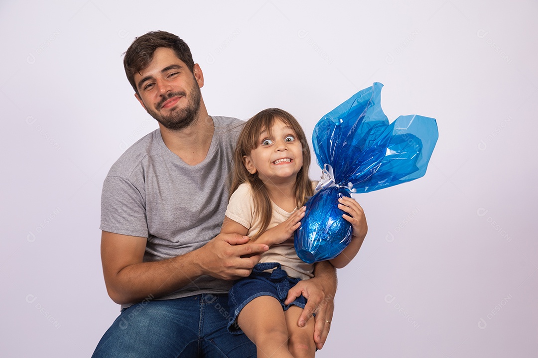 Pai dando ovo da Páscoa para sua filha sobre fundo isolado