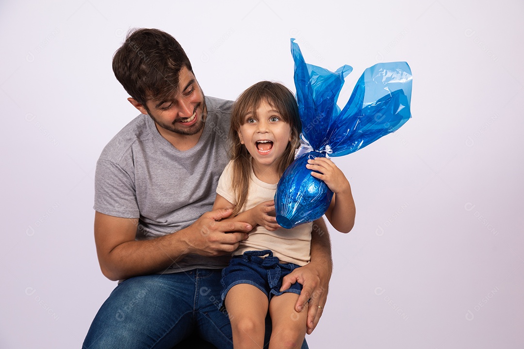 Pai dando ovo da Páscoa para sua filha sobre fundo isolado