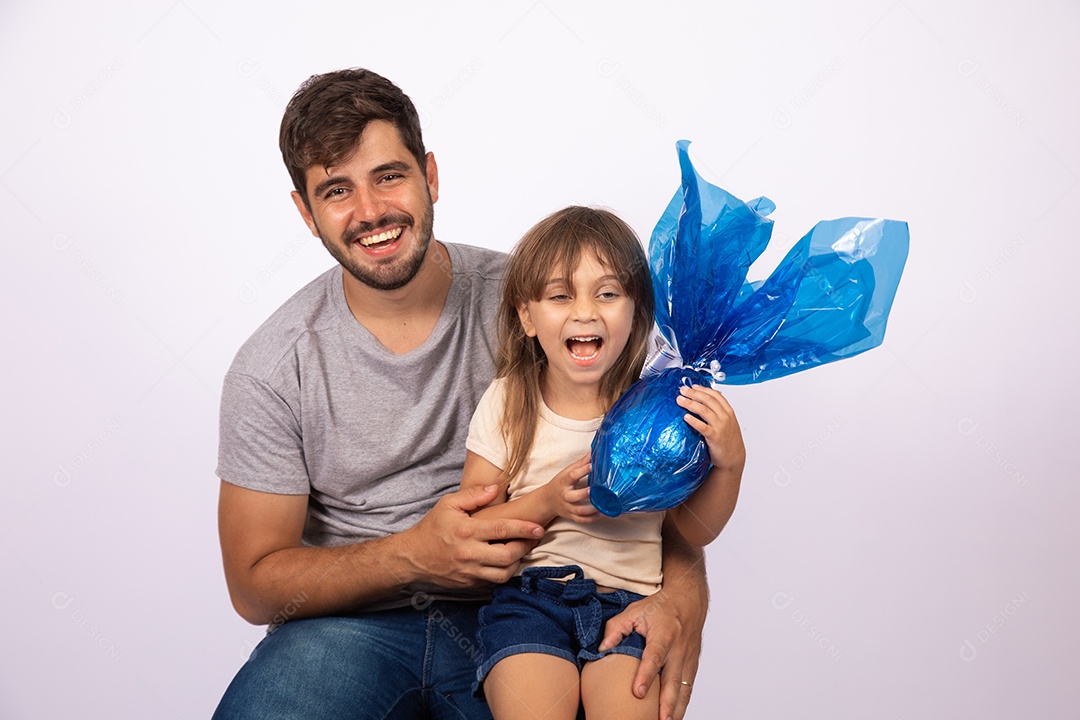 Pai dando ovo da Páscoa para sua filha sobre fundo isolado