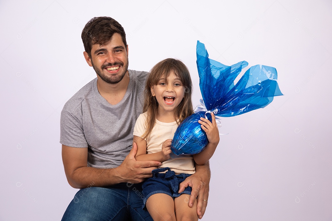 Pai dando ovo da Páscoa para sua filha sobre fundo isolado