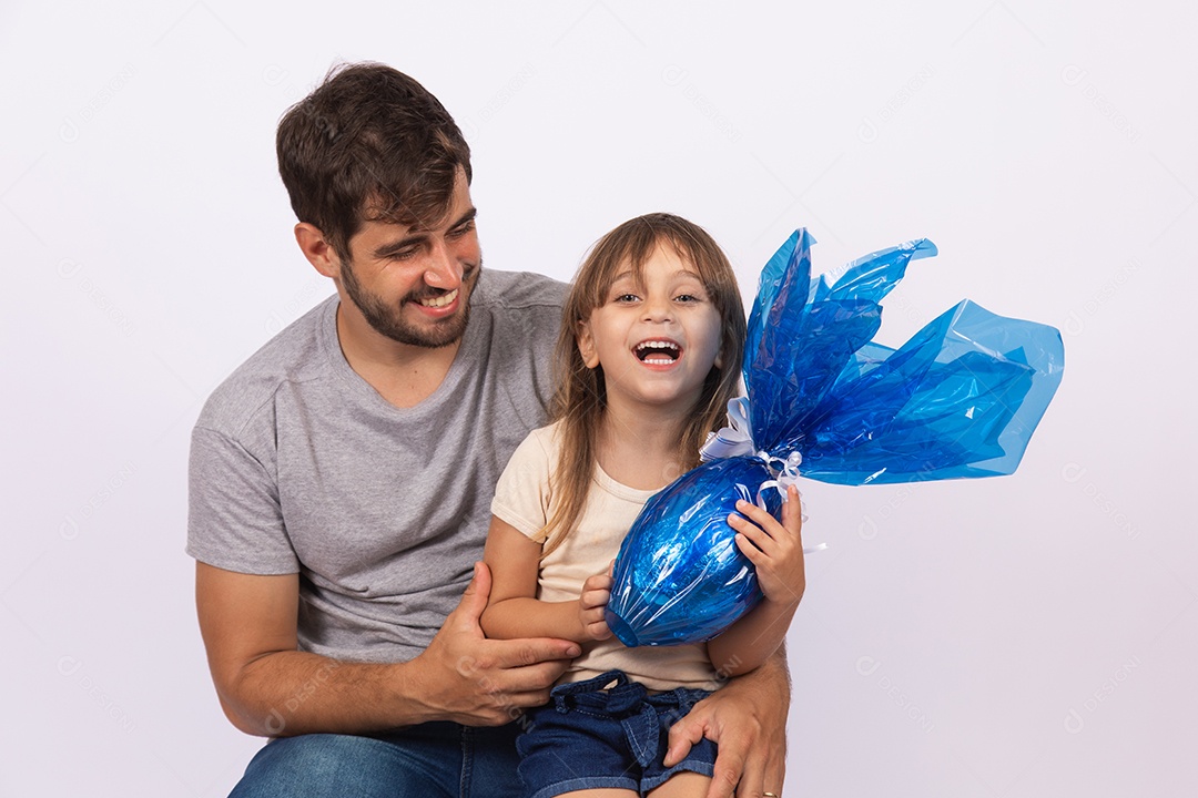 Pai dando ovo da Páscoa para sua filha sobre fundo isolado