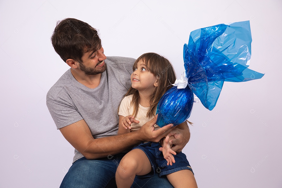 Pai dando ovo da Páscoa para sua filha sobre fundo isolado