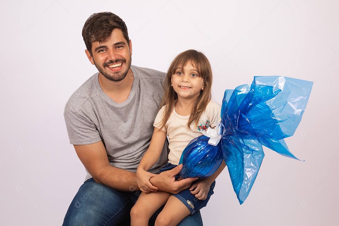 Pai dando ovo da Páscoa para sua filha sobre fundo isolado