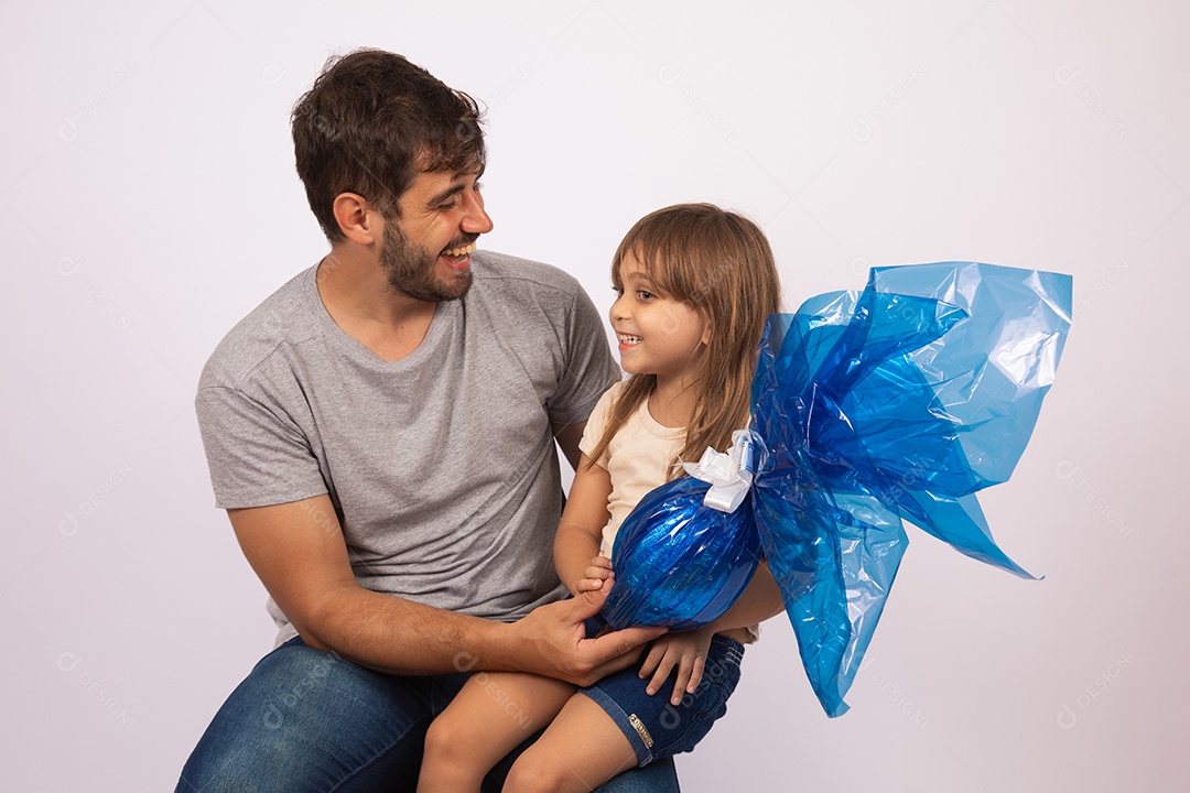 Pai dando ovo da Páscoa para sua filha sobre fundo isolado