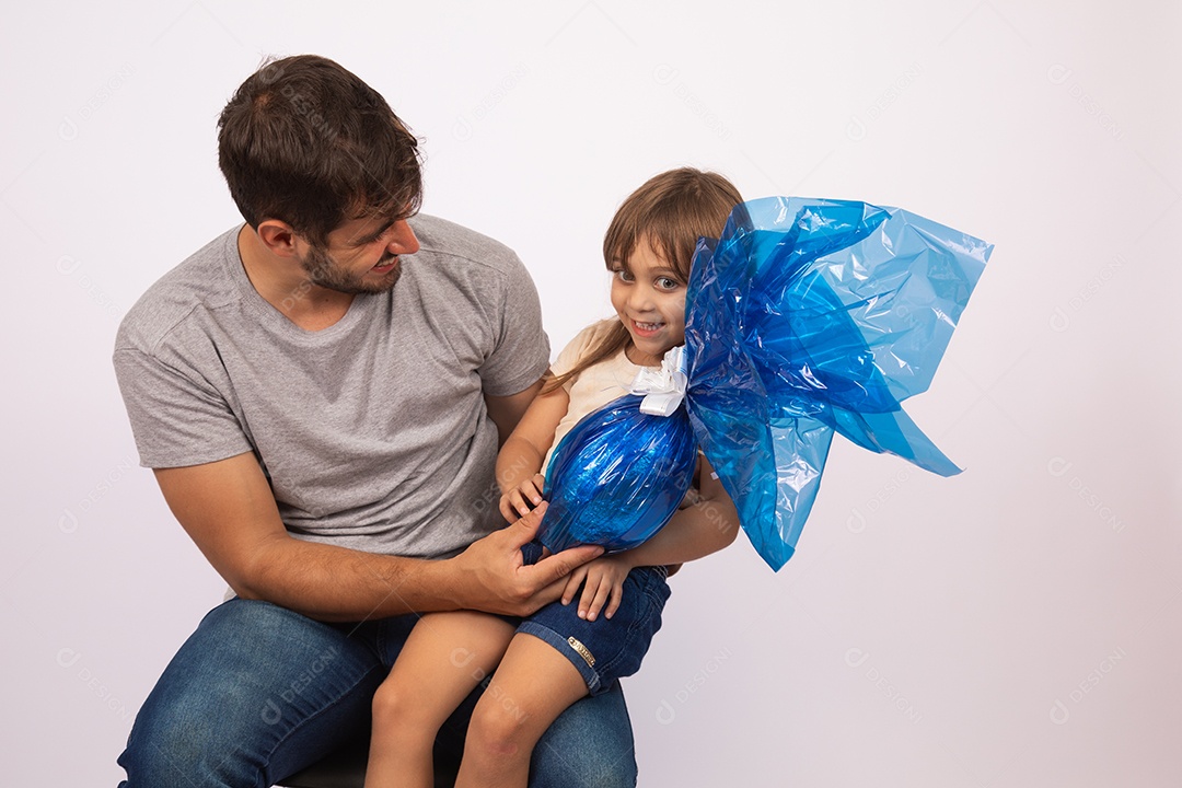 Pai dando ovo da Páscoa para sua filha sobre fundo isolado