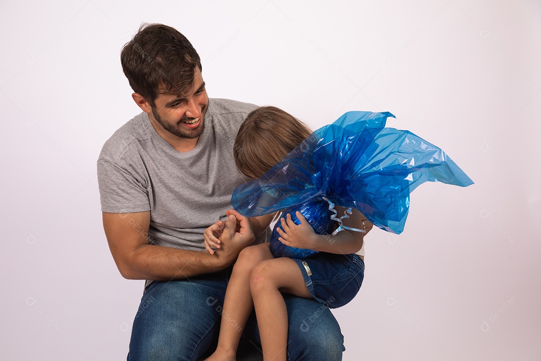 Pai dando ovo da Páscoa para sua filha sobre fundo isolado