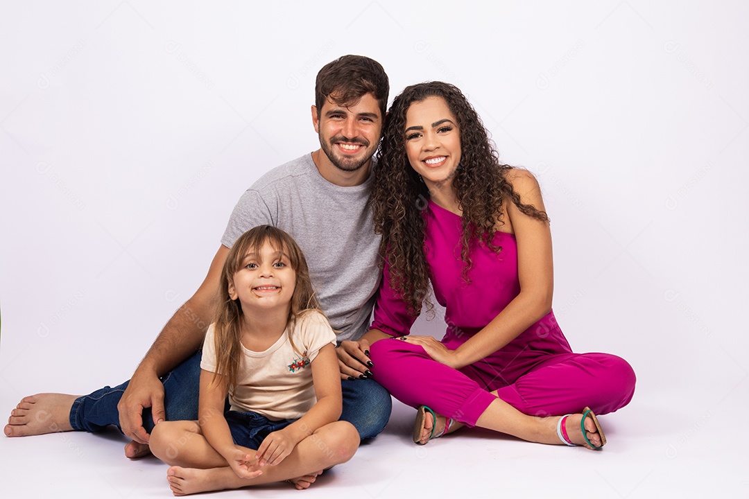 Lindo casal de jovens apaixonado com sua linda filha sobre fundo isolado