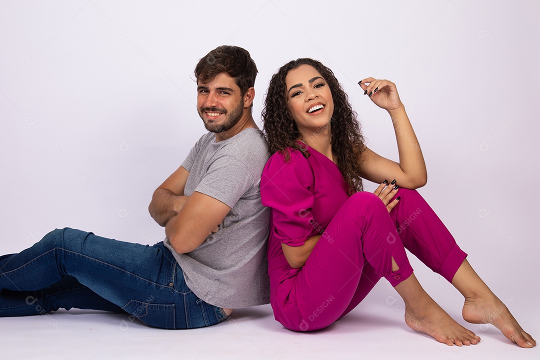 Lindo casal de jovens apaixonado sobre fundo isolado