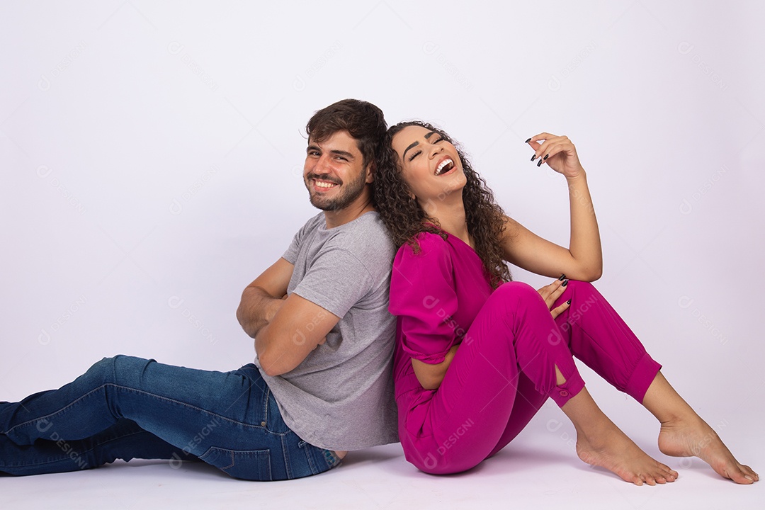 Lindo casal de jovens apaixonado sobre fundo isolado