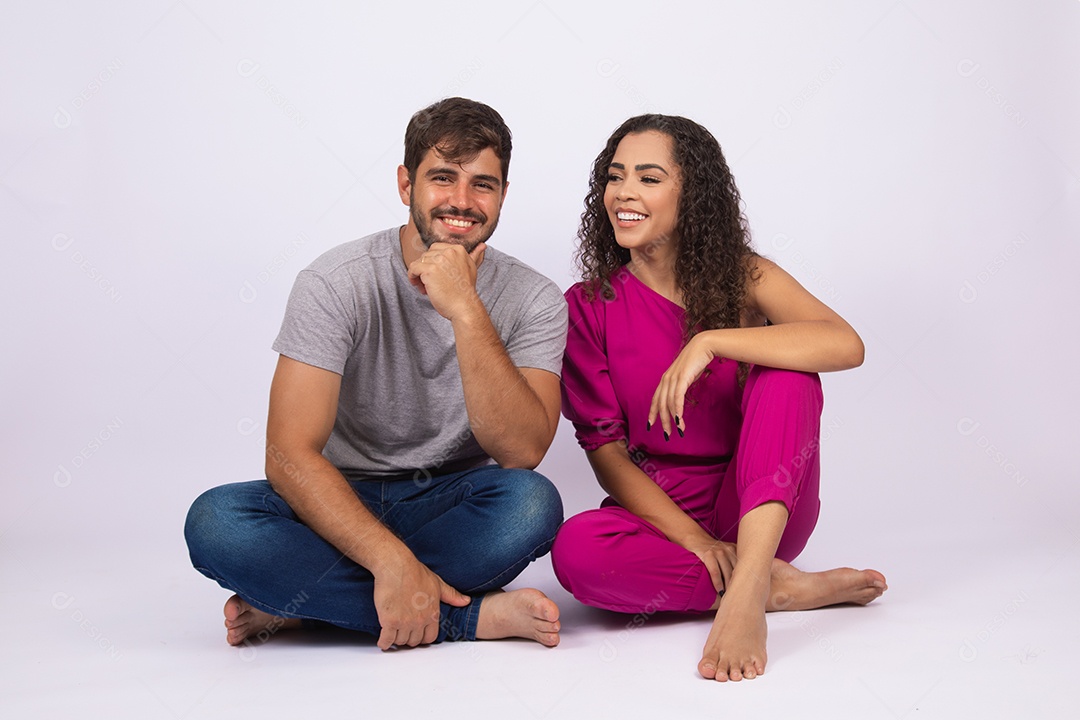 Lindo casal de jovens apaixonado sobre fundo isolado