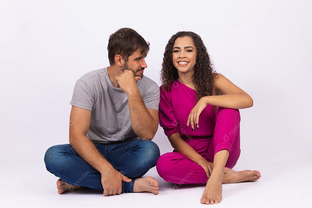 Lindo casal de jovens apaixonado sobre fundo isolado