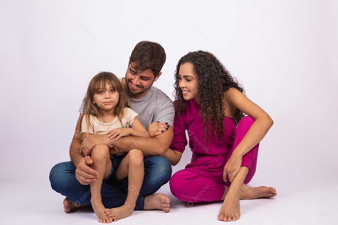 Lindo casal de jovens apaixonado com sua linda filha sobre fundo isolado