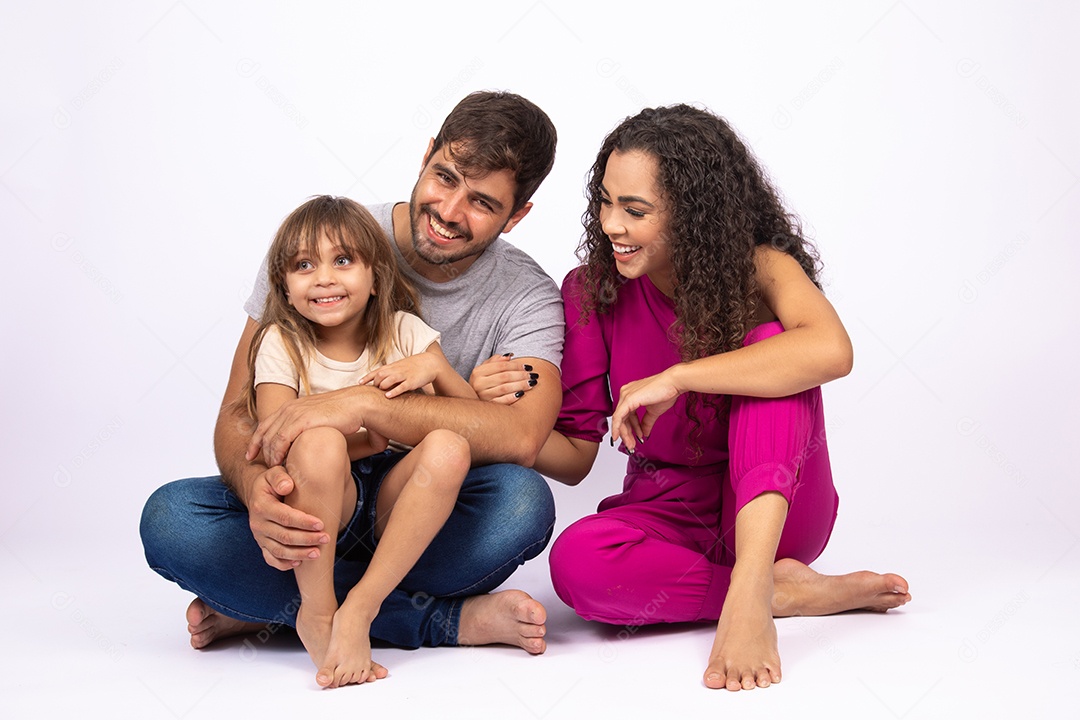 Lindo casal de jovens apaixonado com sua linda filha sobre fundo isolado