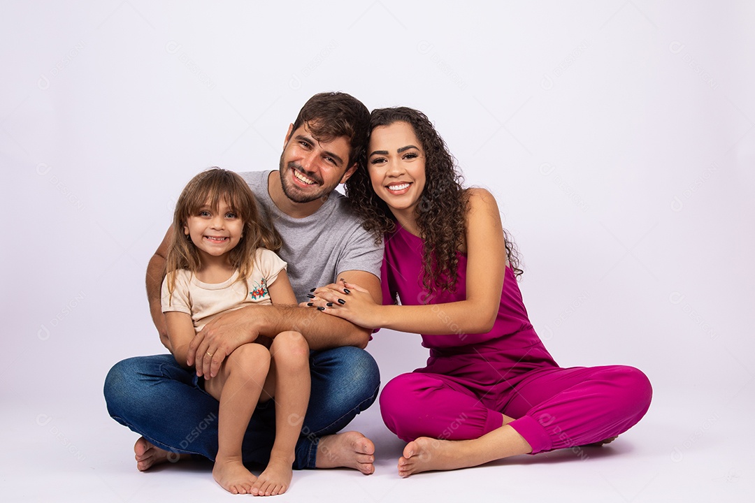 Lindo casal de jovens apaixonado com sua linda filha sobre fundo isolado